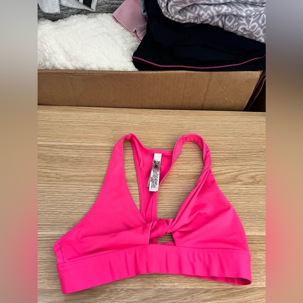 VS - Pink - Ultimate Lightly Lined & Twist-Front Neon Pink Sports Bra